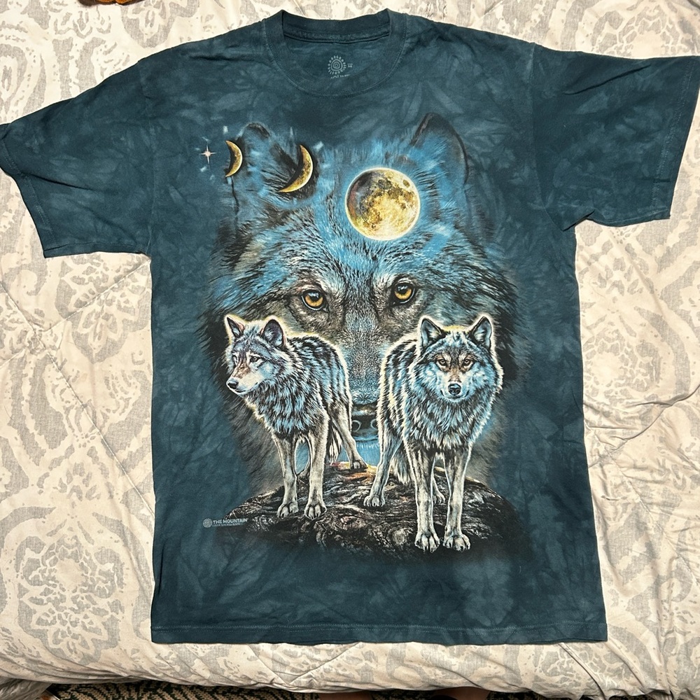 The Mountain Wolves shirt size M
